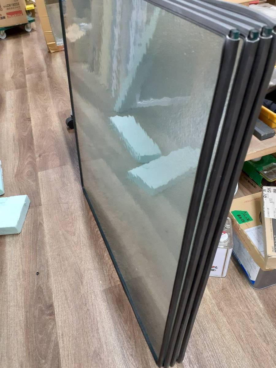山装 リニューアル事業部の横浜市 お店の入口のサッシの施工前の写真3