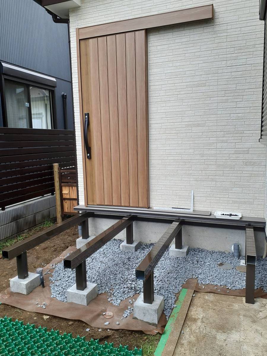 山装 リニューアル事業部の【横浜市】お庭に出るのが楽しみになる人工木デッキ の施工前の写真2