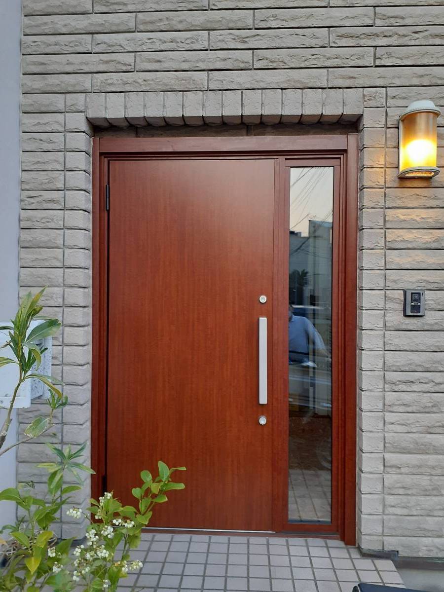 山装 リニューアル事業部の【玄関ドアリフォーム】LIXILリシェントで1日で住まいをアップデートの施工後の写真1