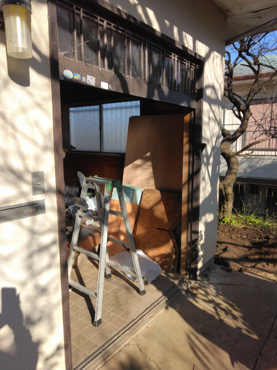 山装 リニューアル事業部の【横浜市・玄関リフォーム 引戸をカバー工法で交換。】の施工前の写真1